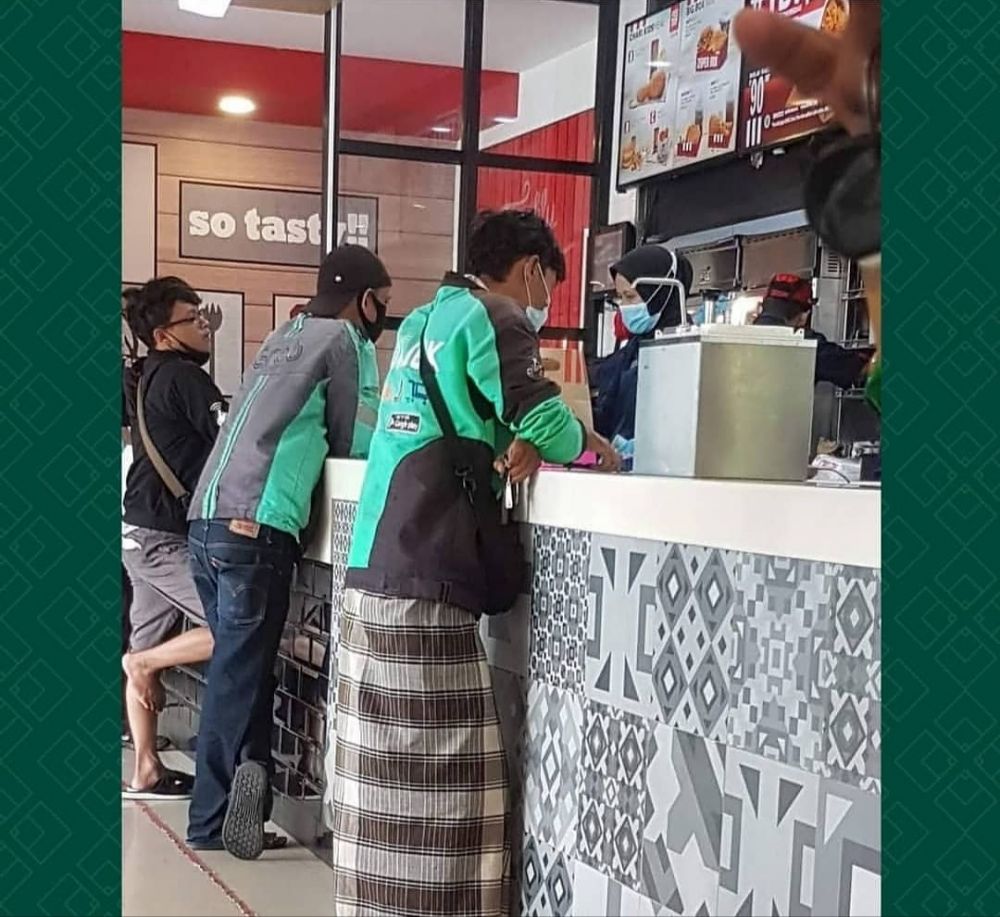 Outfit kocak driver ojol ini bisa bikin ngakak terpingkal-pingkal penumpangnya